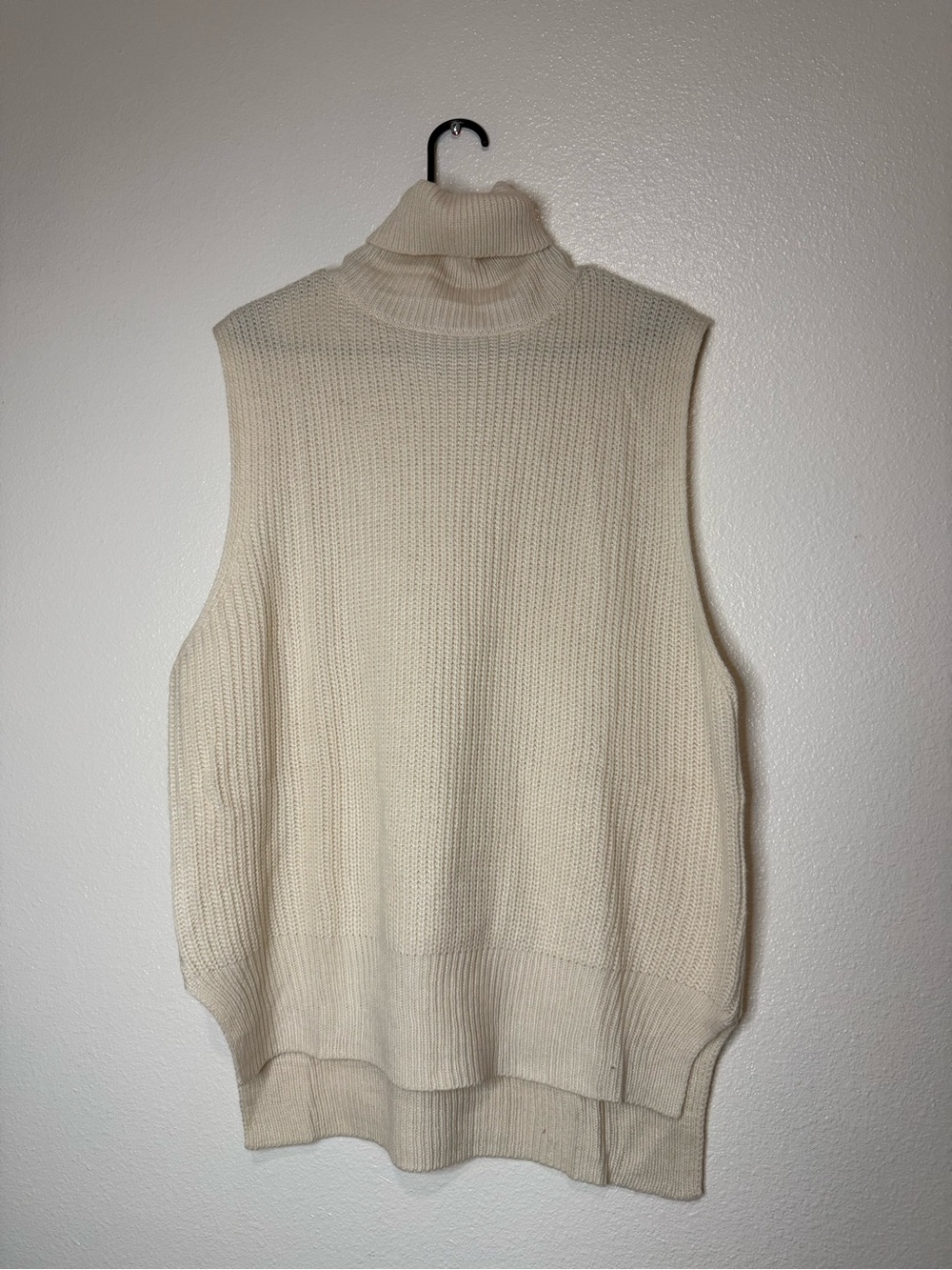 Gilli Cream Knit Sleeveless Turtleneck Sweater Vest Sz M (NWOT)